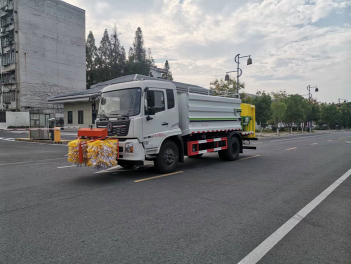 東風天錦護欄清洗灑水防撞緩沖車